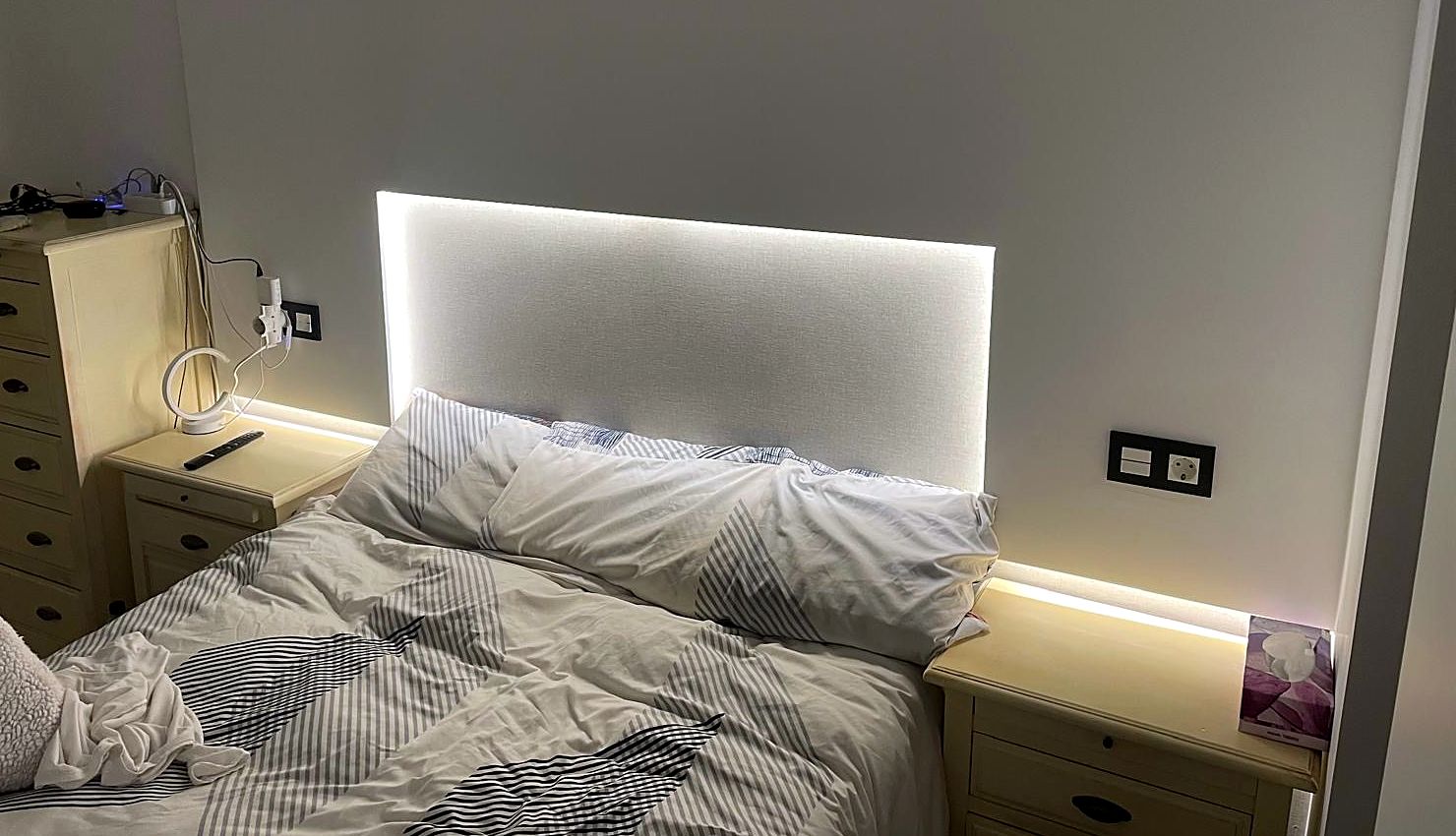 Cabecero de pladur con luz LED en dormitorio
