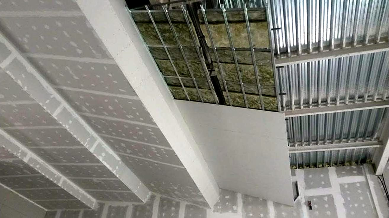 Estructura metálica y aislamiento antes de cerrar el techo de pladur