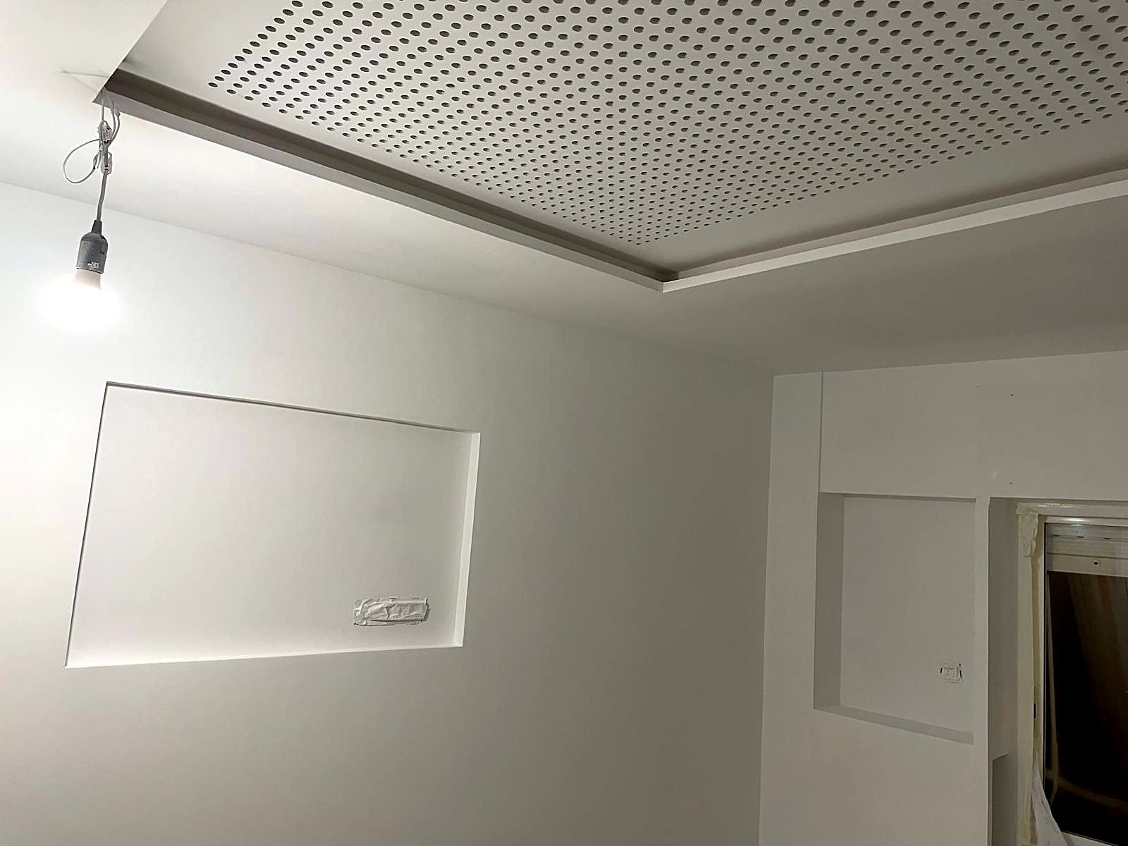 Hornacina de pladur y techo decorativo en dormitorio