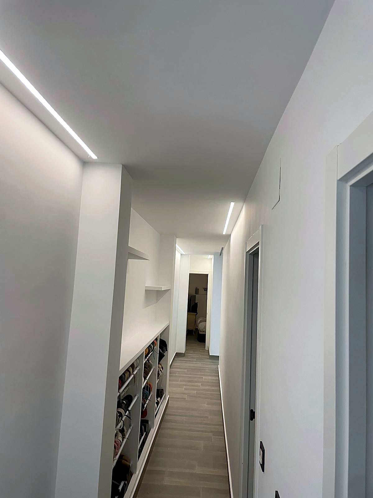Pasillo con estantería de pladur y tiras LED