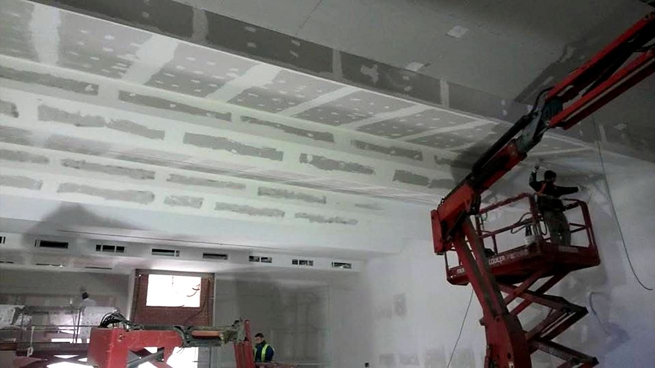 Trabajando con plataformas elevadoras en el techo del Teatro de Benilloba