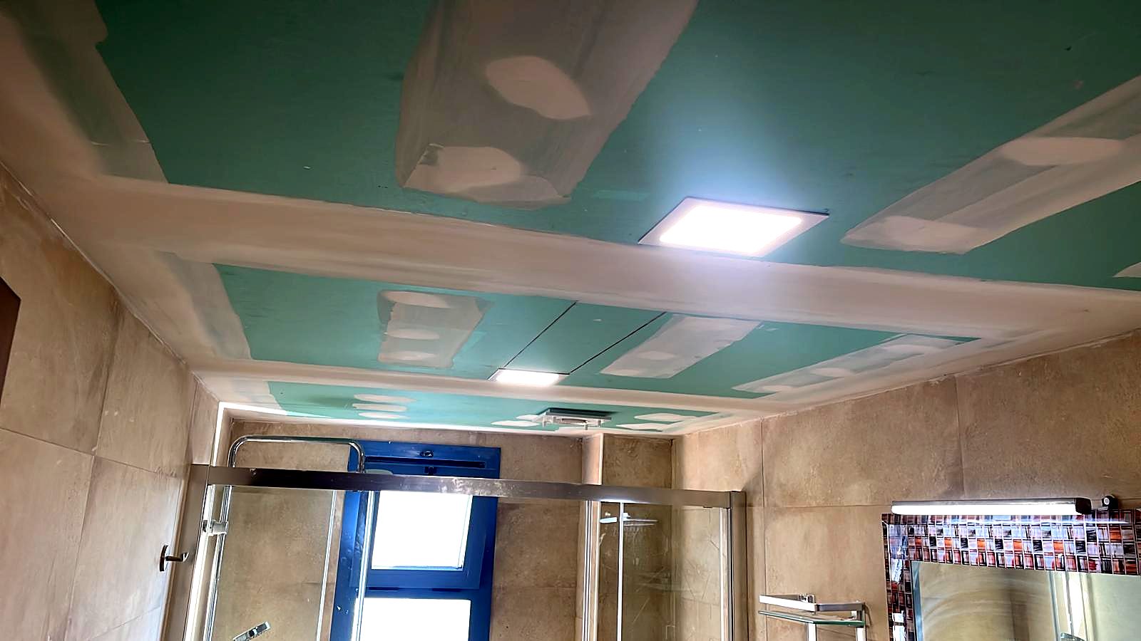 Techo de baño con placa de pladur resistente a la humedad y focos