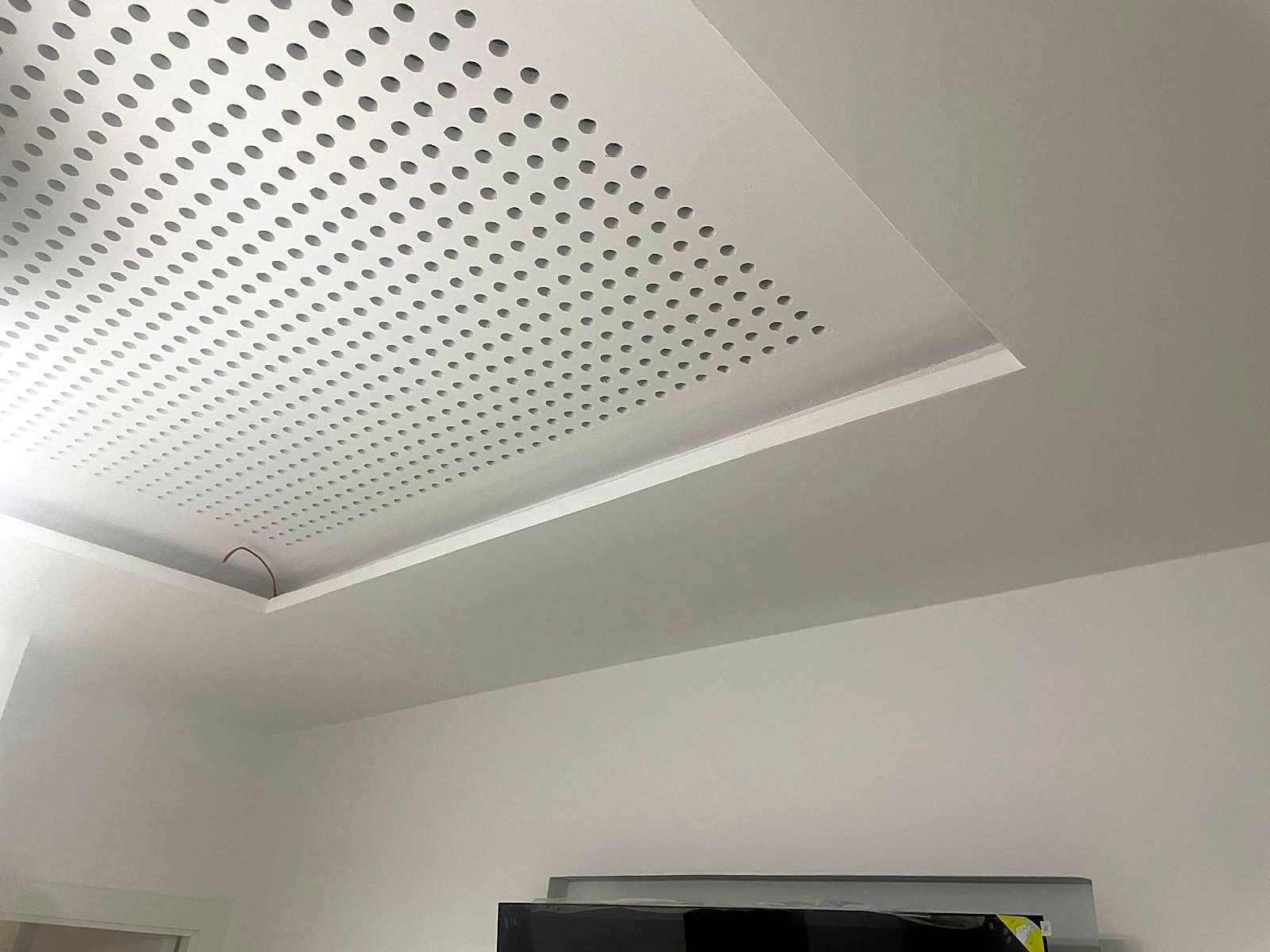 Techo decorativo con placa perforada
