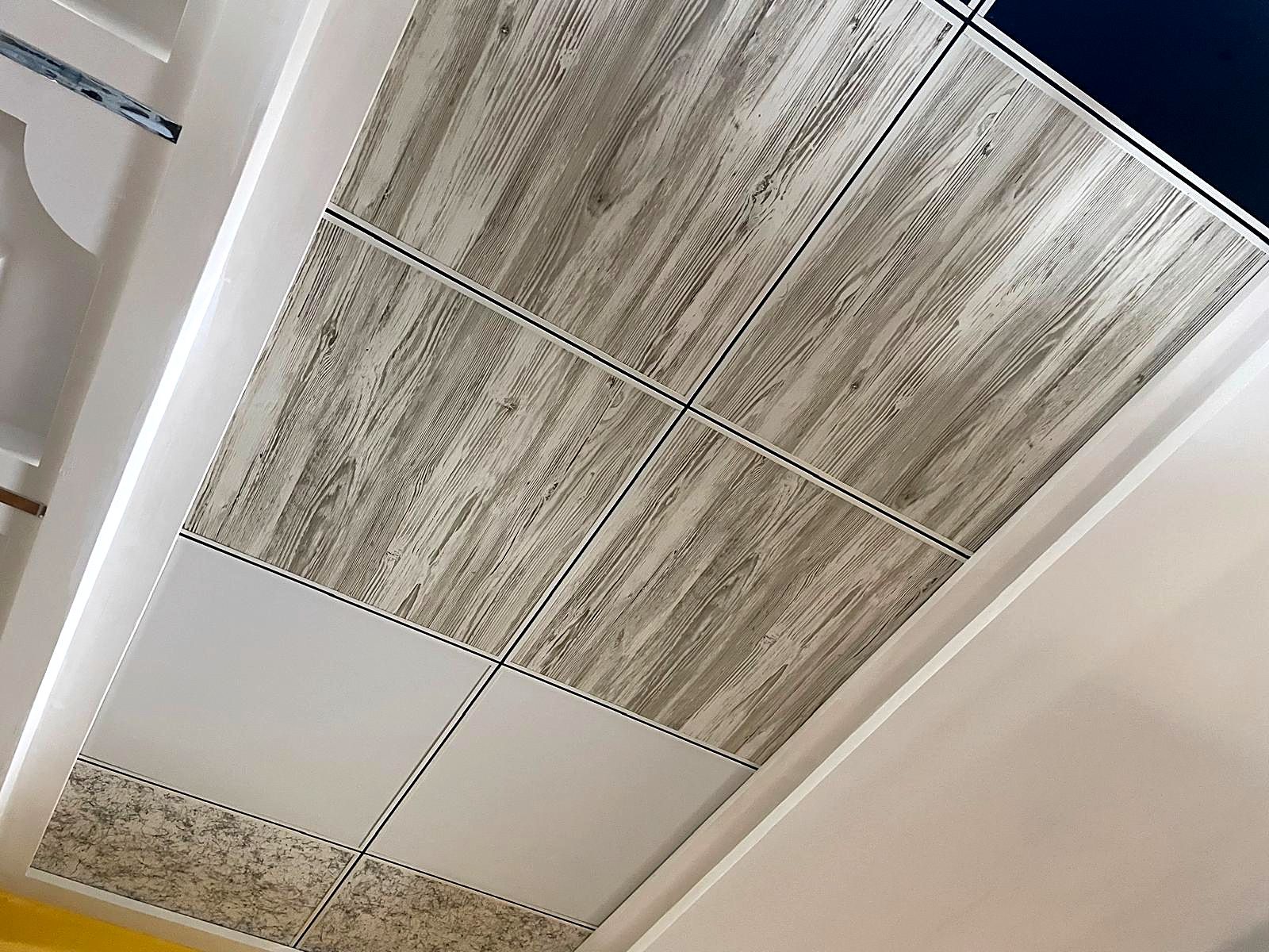 Techo registrable decorativo con placas efecto madera, blancas y mármol