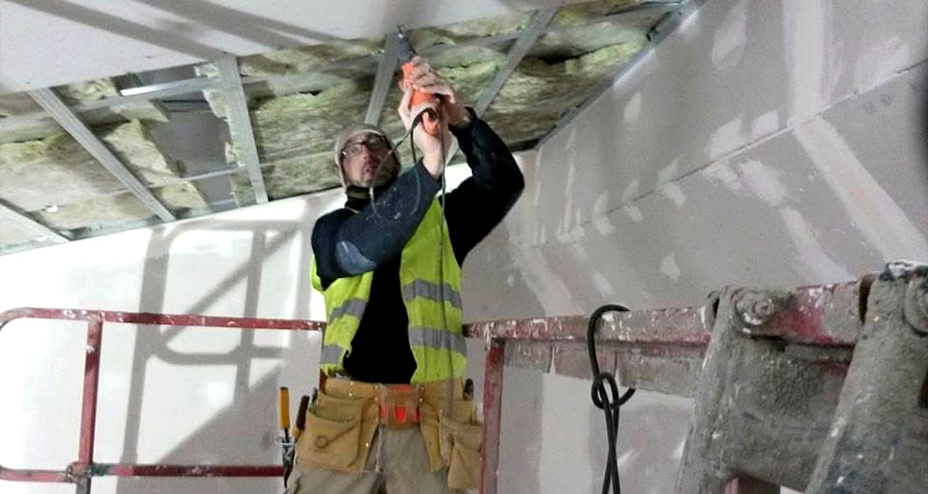 Montando un techo de pladur en obra